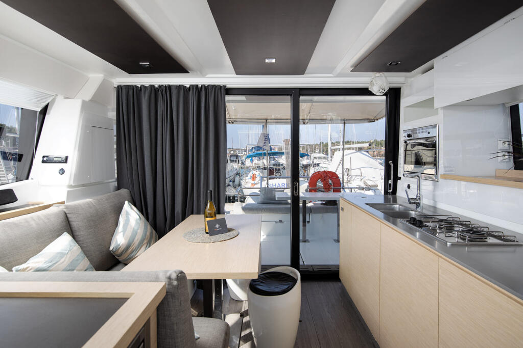 Power catamaran 