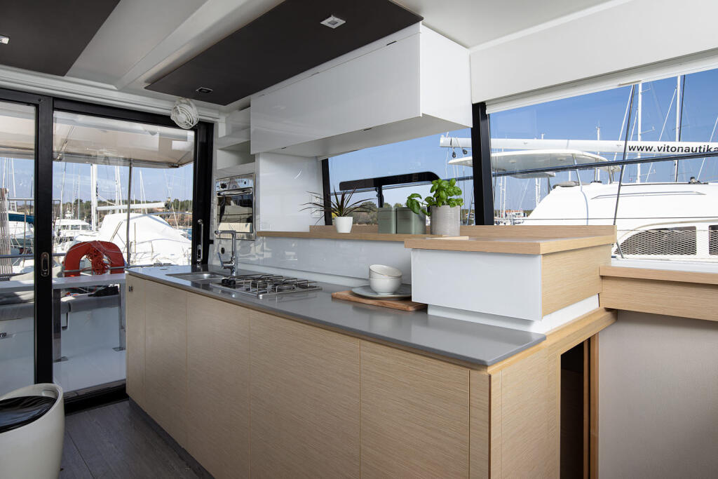 Power catamaran 