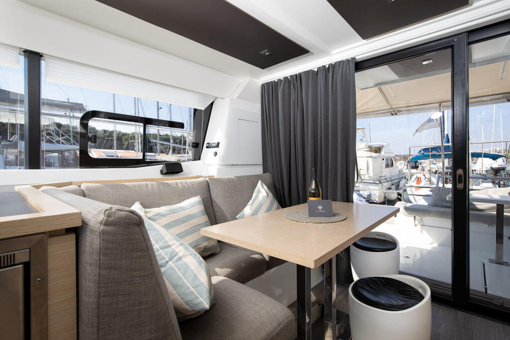 Power catamaran 