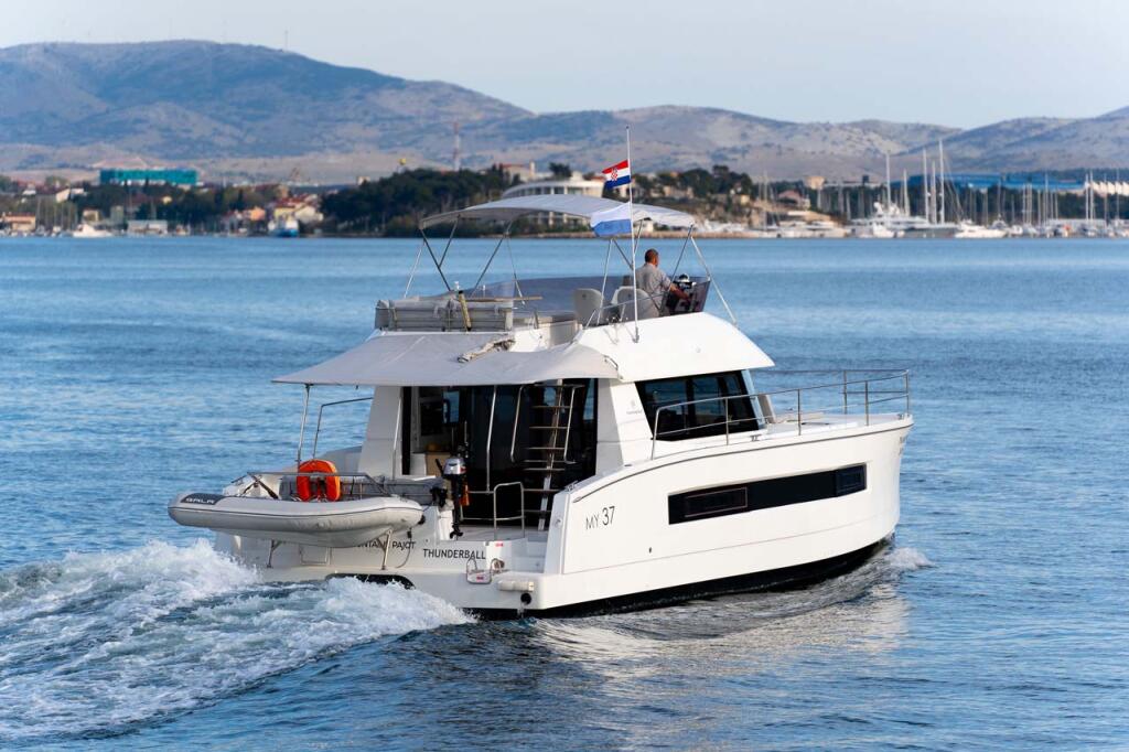 Power catamaran 