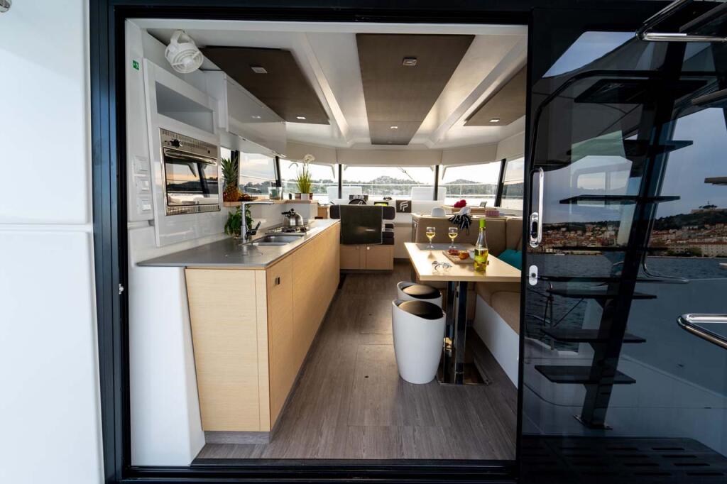 Power catamaran 
