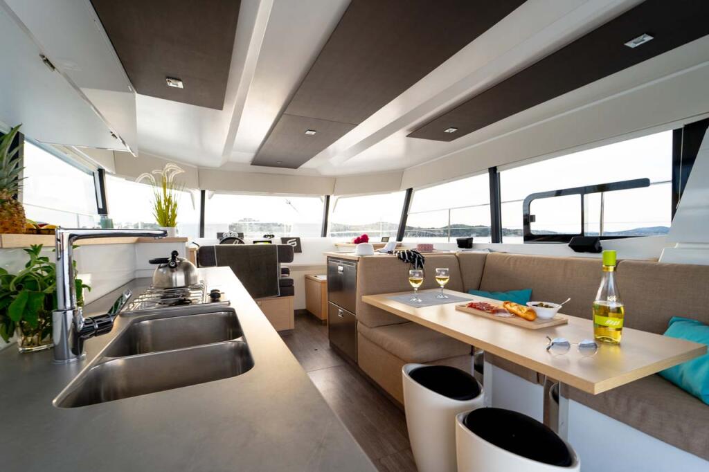 Power catamaran 