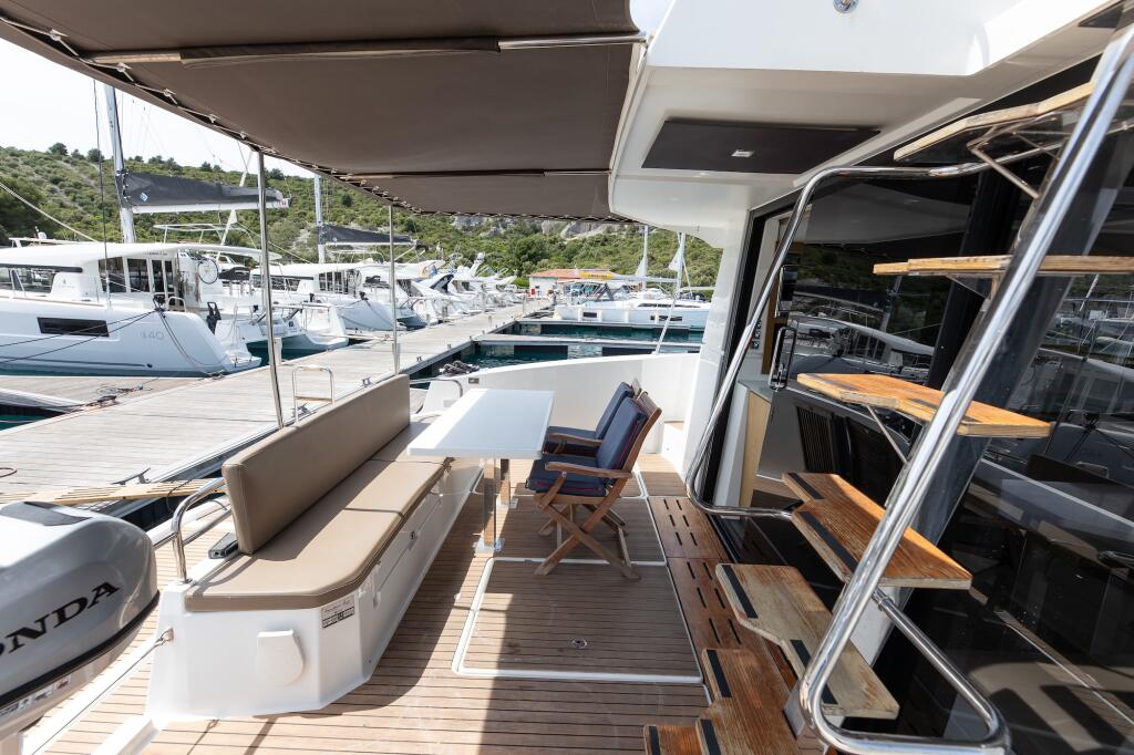 Power catamaran 