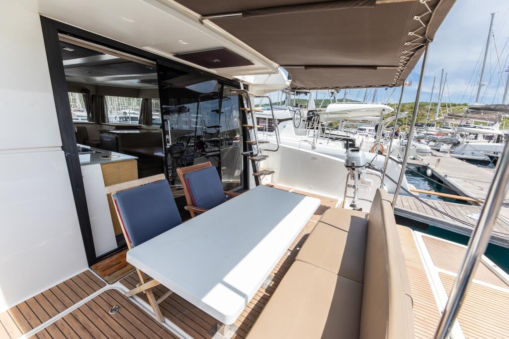 Power catamaran 