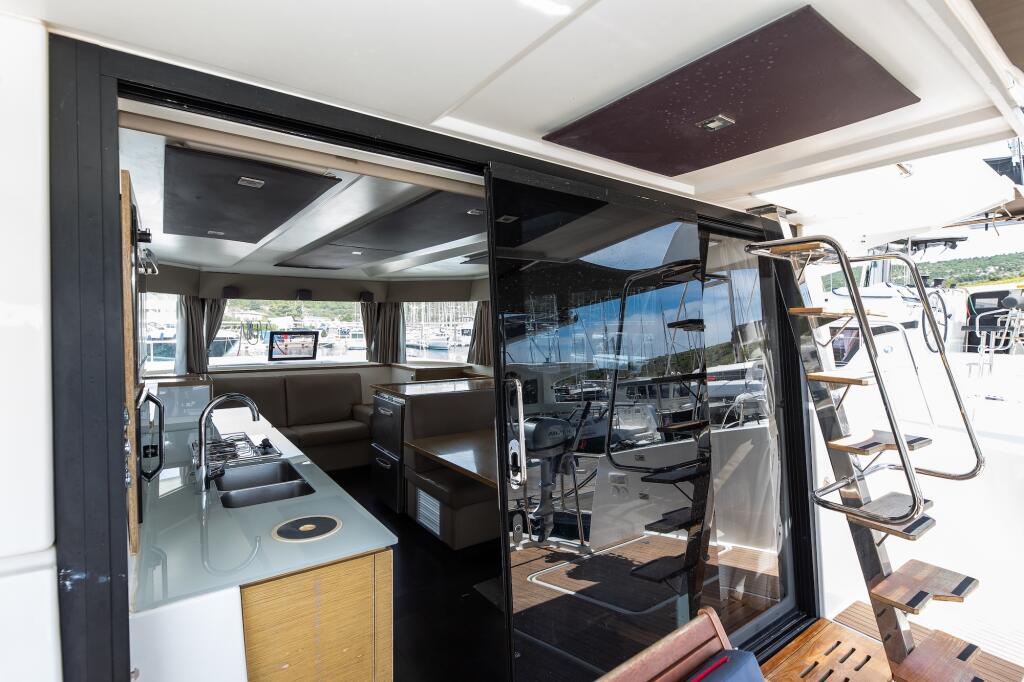 Power catamaran 