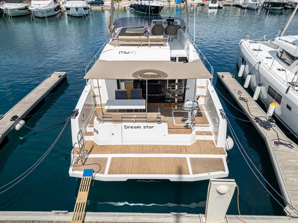 Power catamaran 