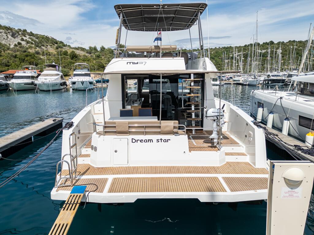 Power catamaran 