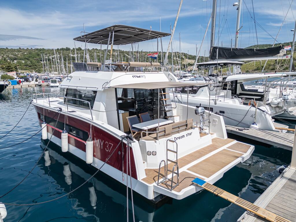 Power catamaran 