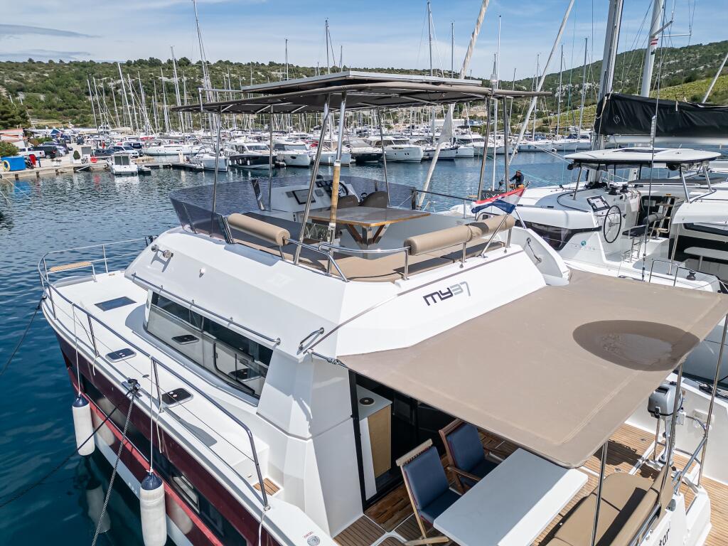 Power catamaran 