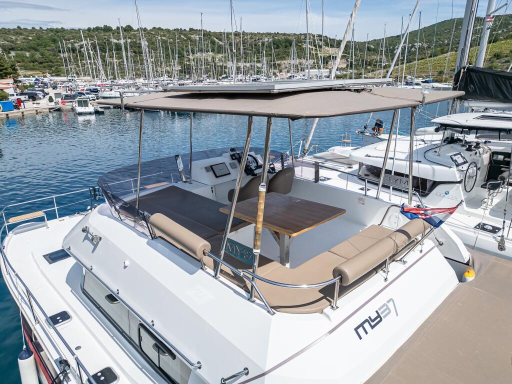 Power catamaran 