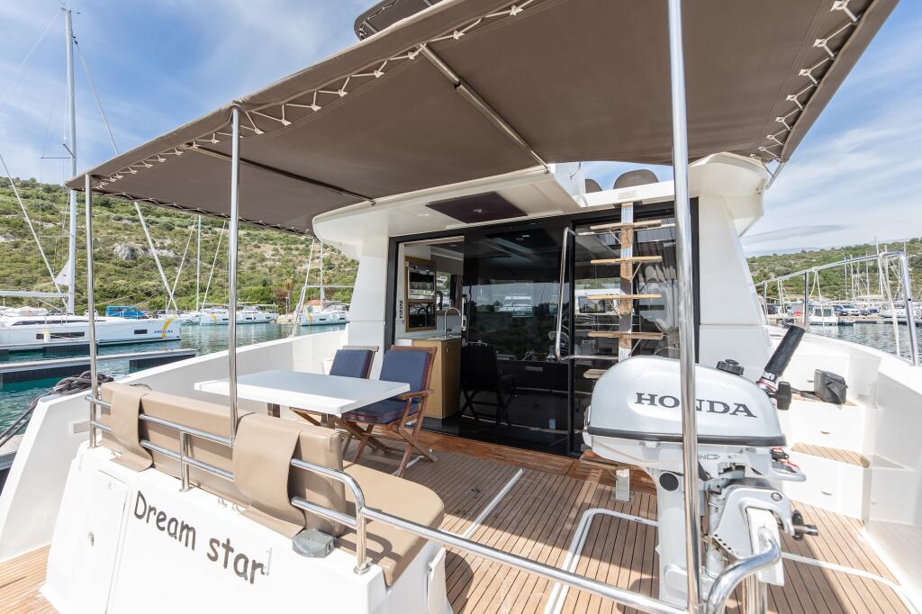 Power catamaran 