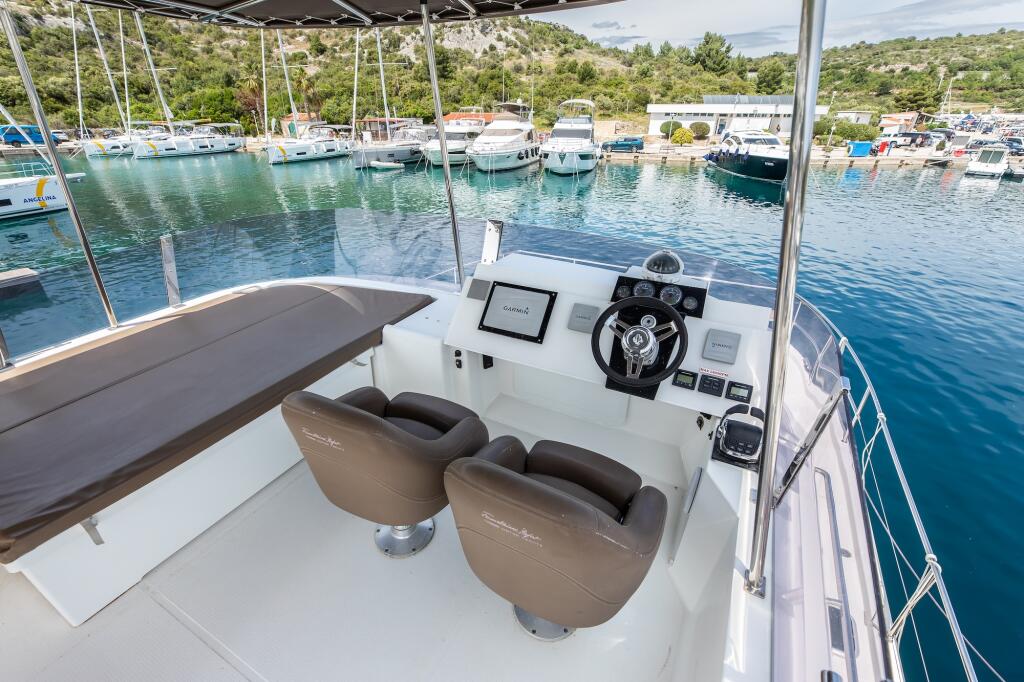 Power catamaran 