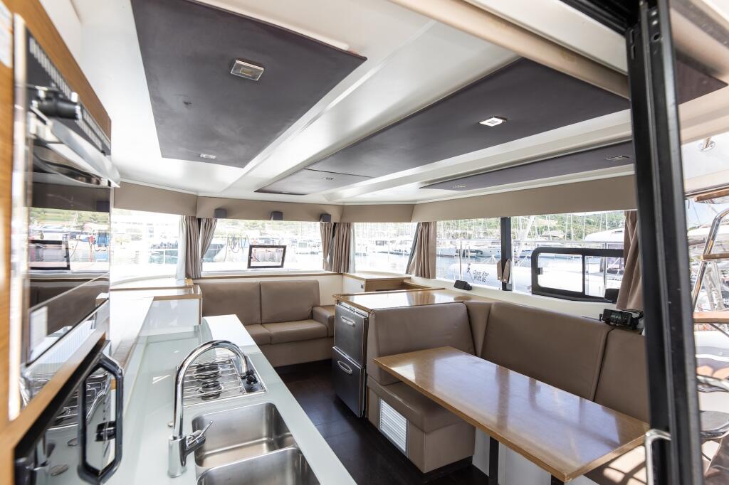 Power catamaran 