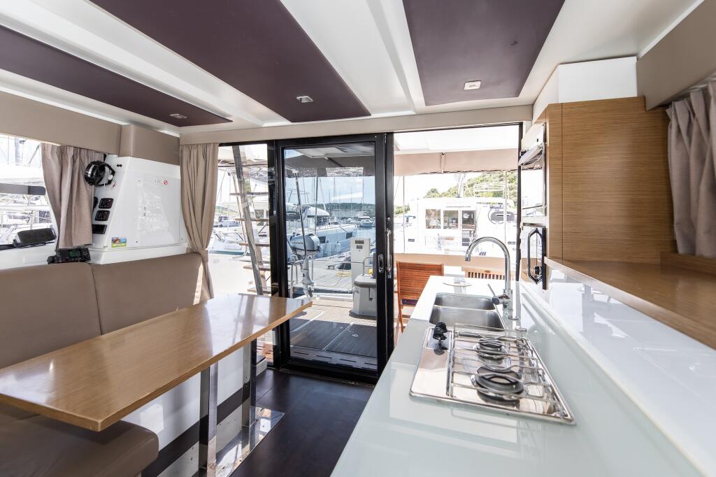 Power catamaran 