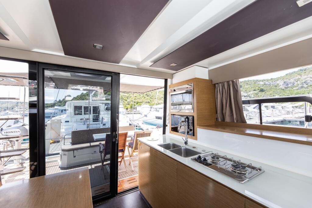 Power catamaran 