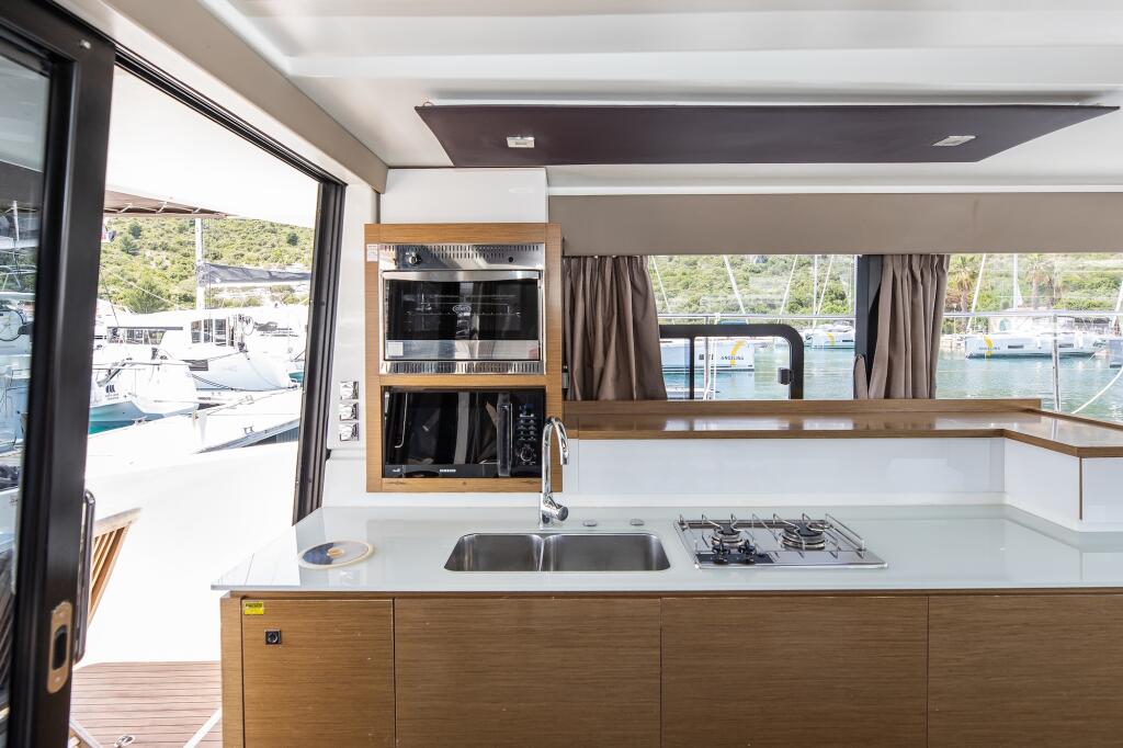 Power catamaran 