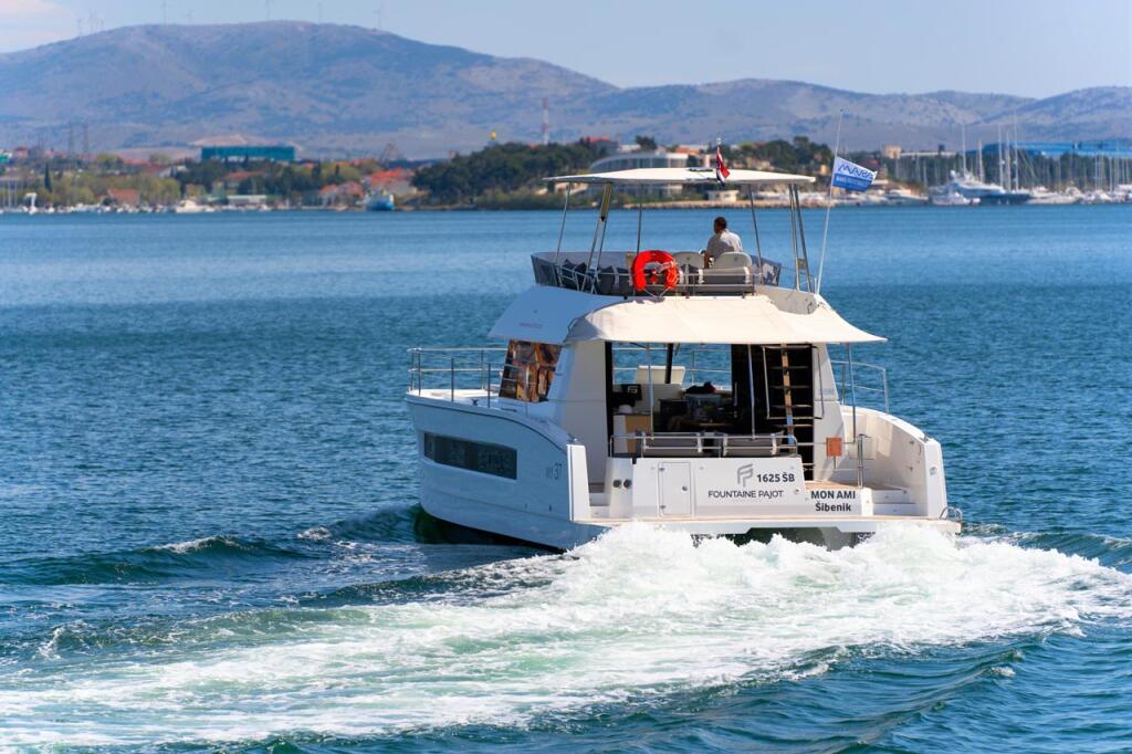 Power catamaran 
