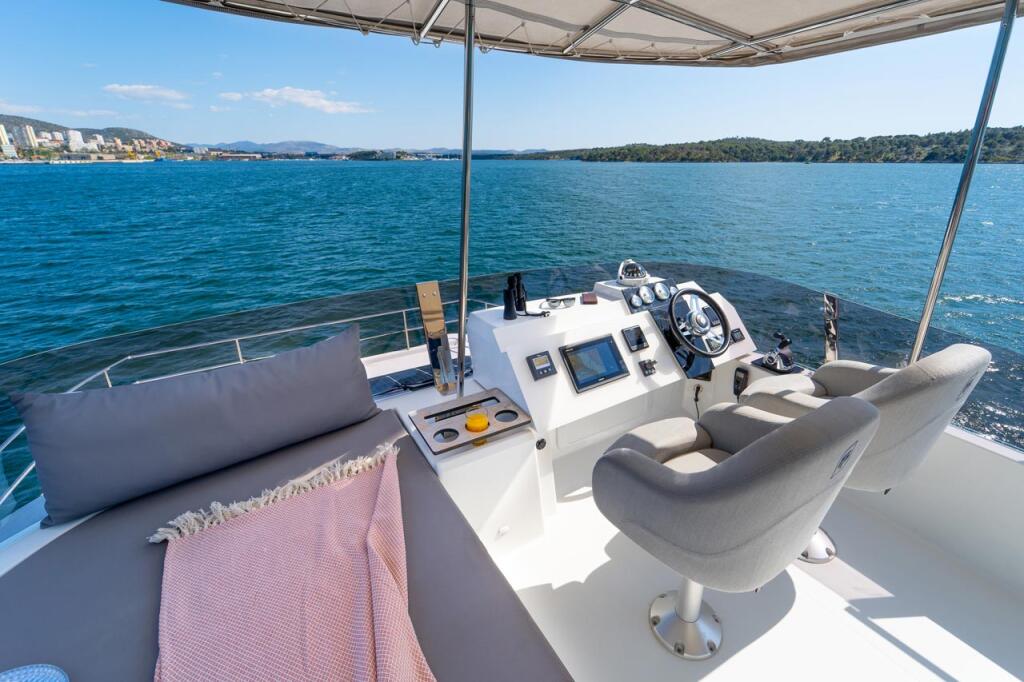 Power catamaran 