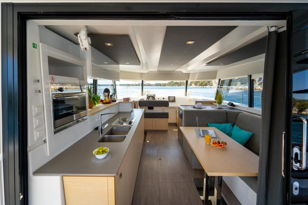 Power catamaran 