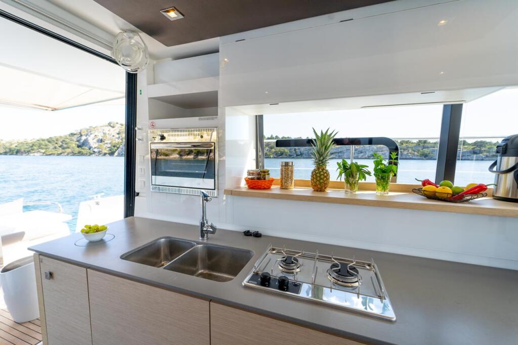 Power catamaran 