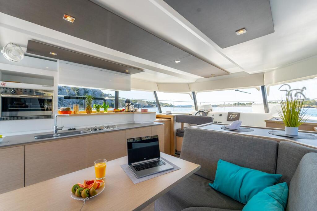 Power catamaran 