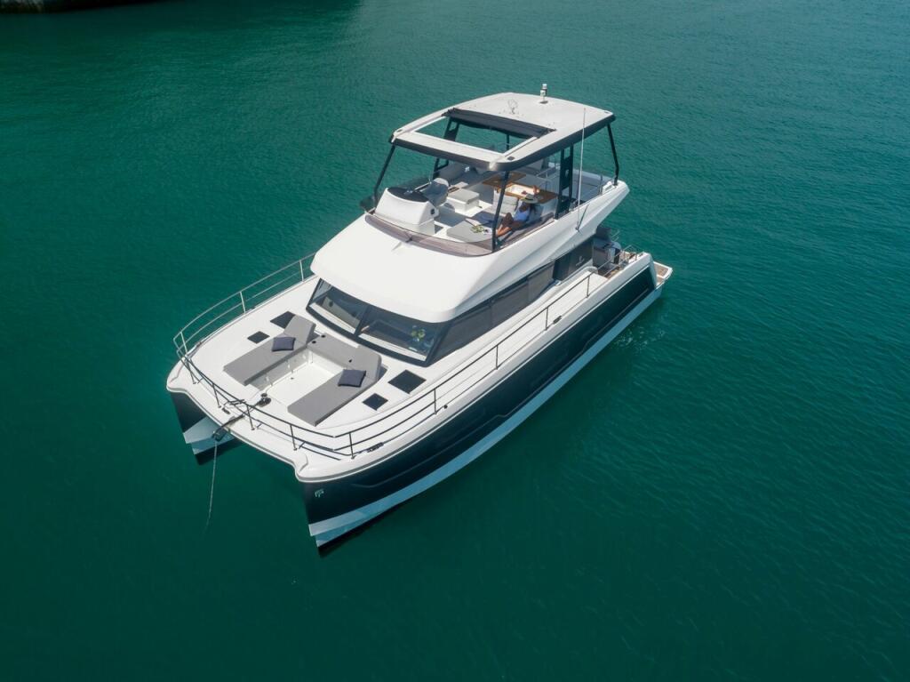 Power catamaran 