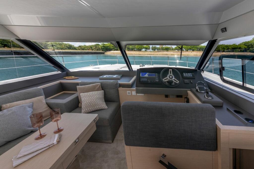 Power catamaran 