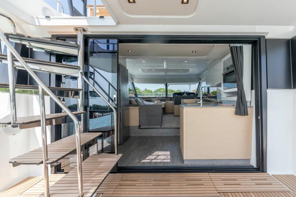 Power catamaran 