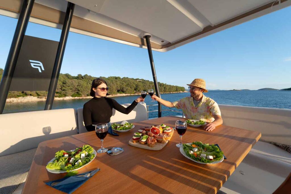 Power catamaran 