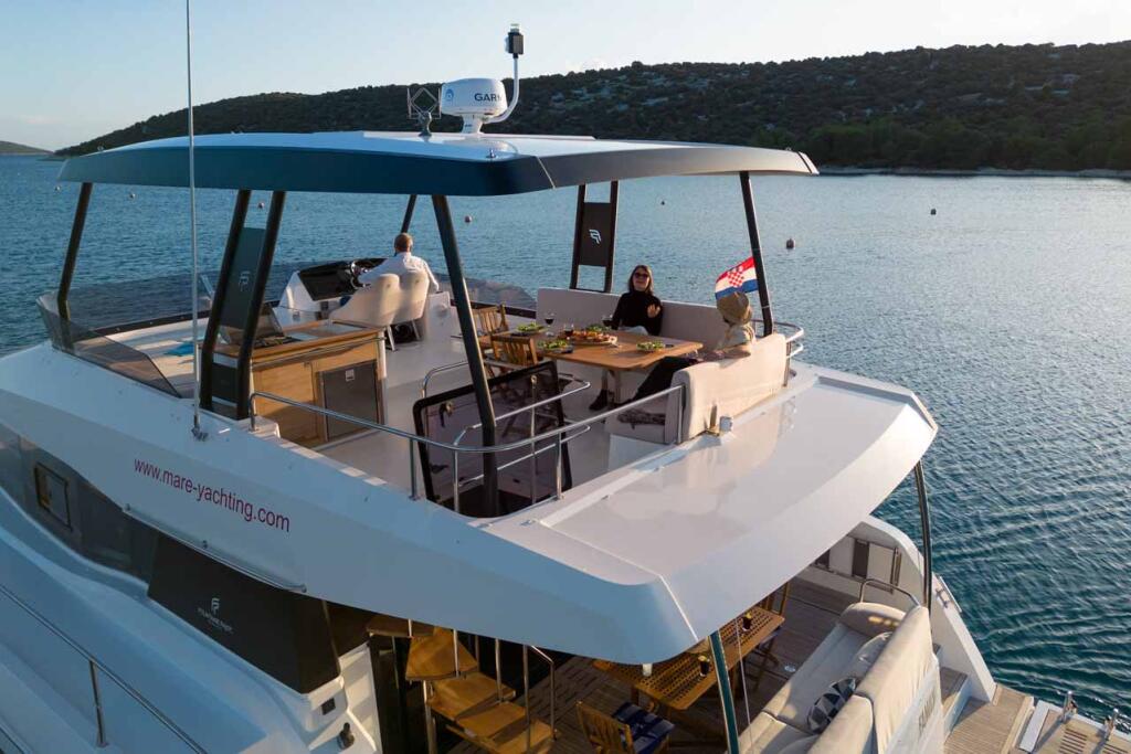 Power catamaran 