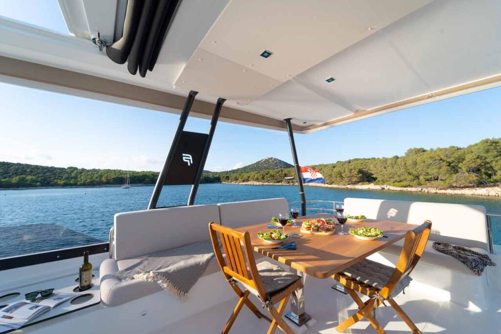 Power catamaran 