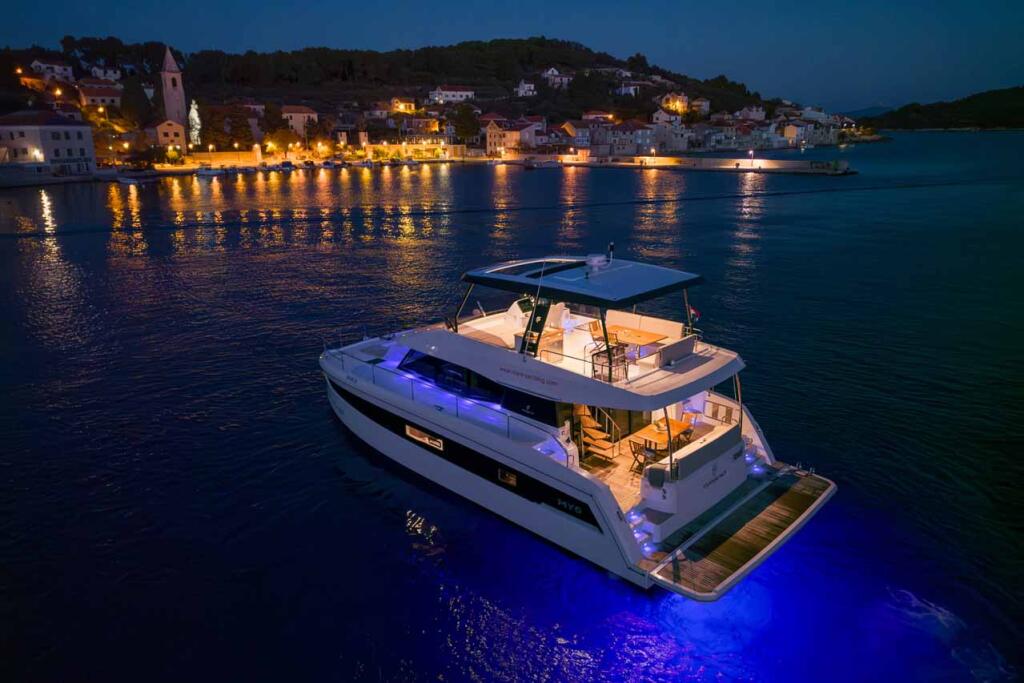 Power catamaran 
