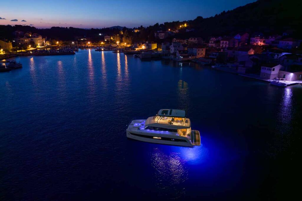 Power catamaran 
