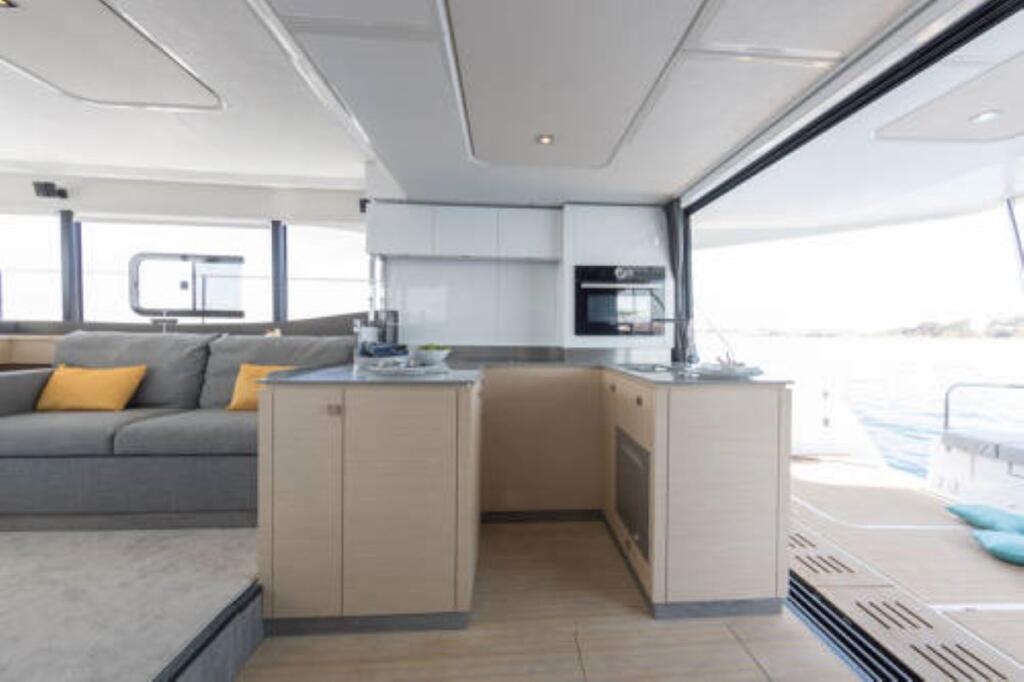 Power catamaran 