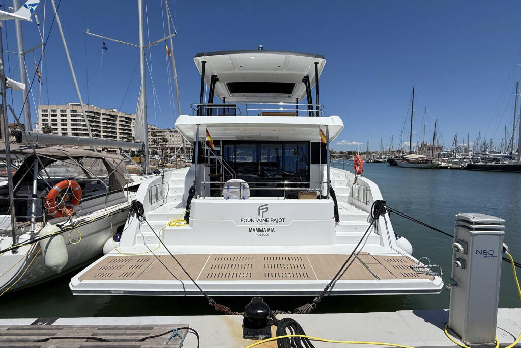 Power catamaran 