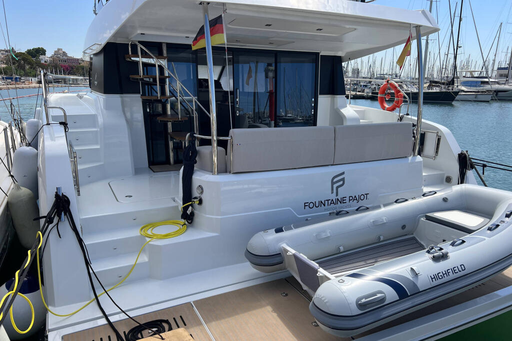 Power catamaran 