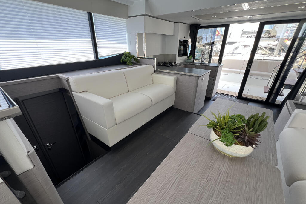 Power catamaran 
