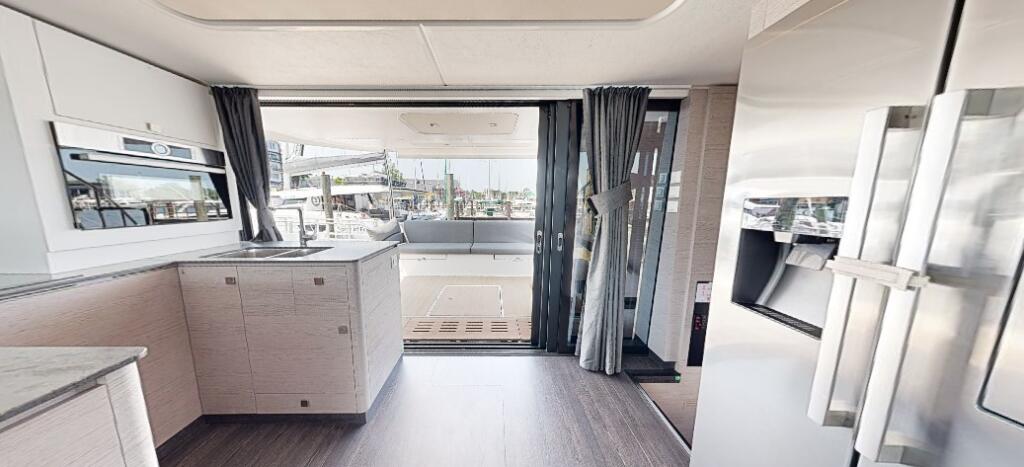 Power catamaran 