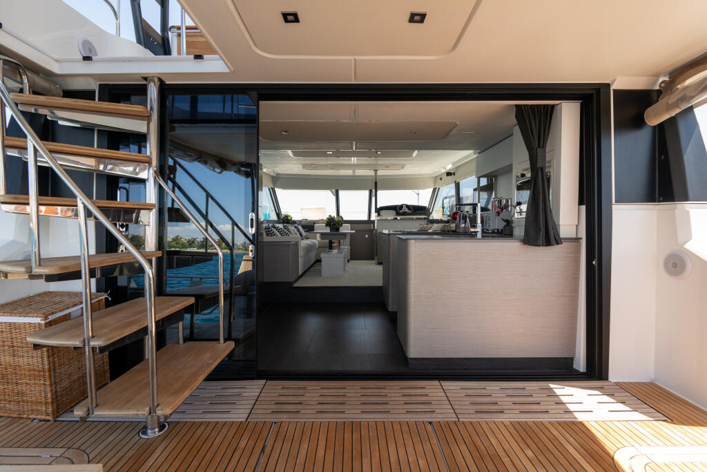Power catamaran 