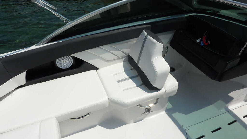 Motor boat 
