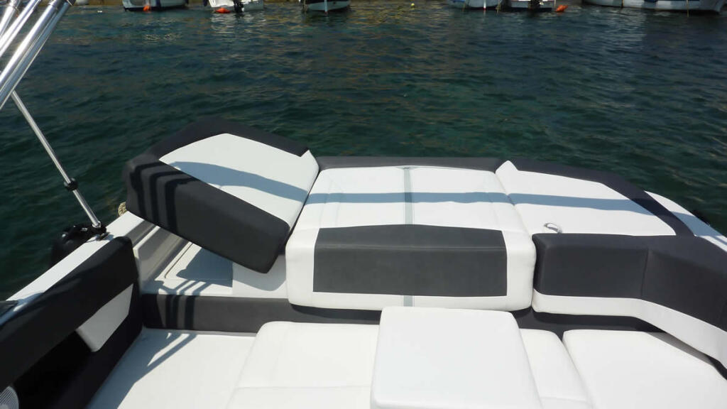 Motor boat 