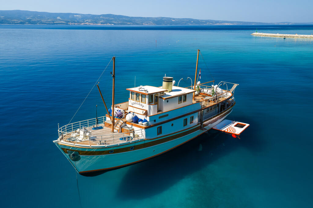 Luxury motor yacht 