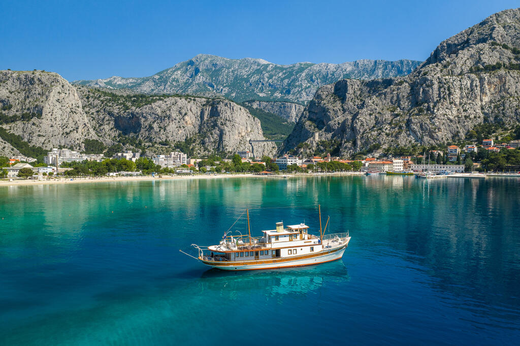 Luxury motor yacht 