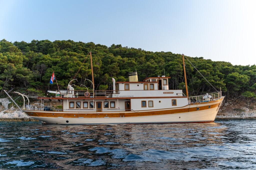 Luxury motor yacht 