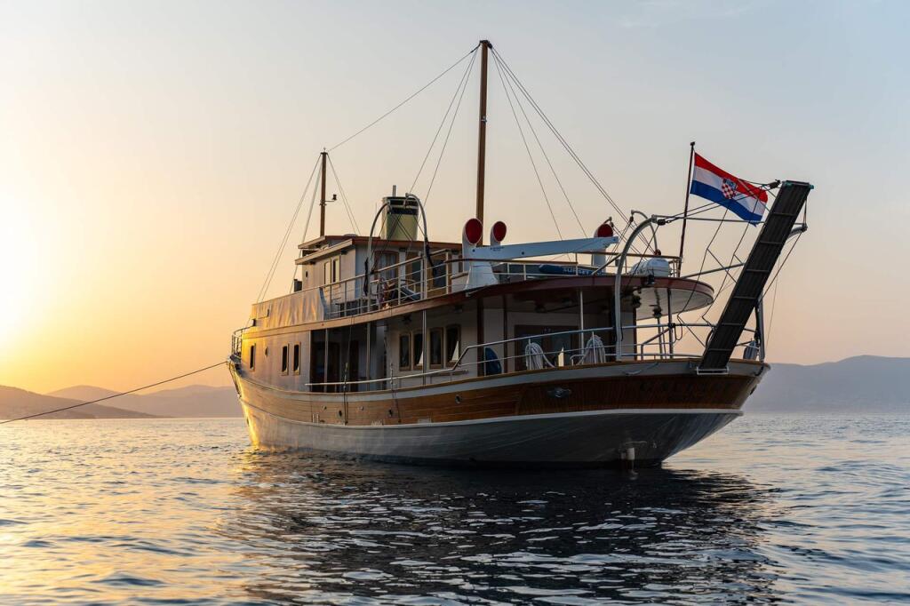 Luxury motor yacht 