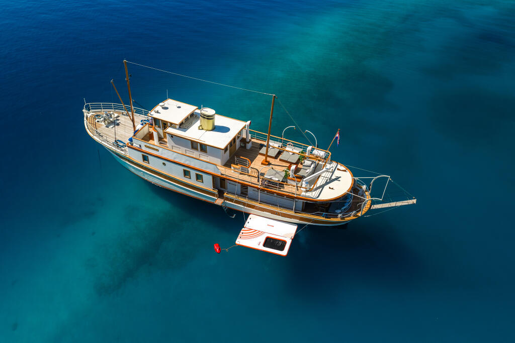 Luxury motor yacht 
