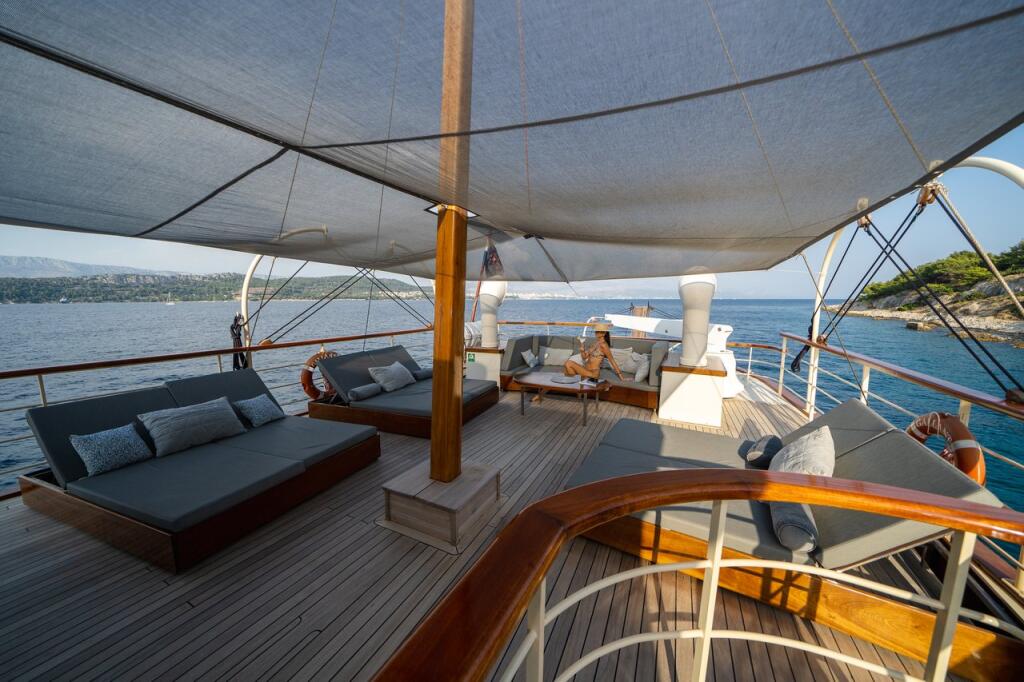 Luxury motor yacht 