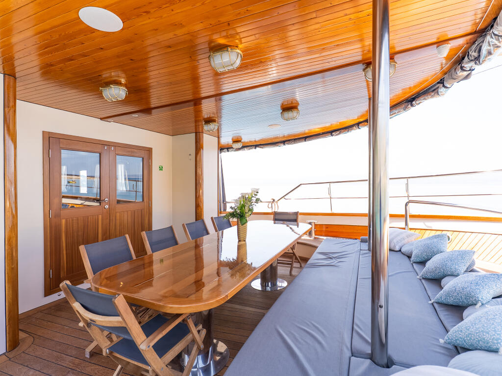 Luxury motor yacht 