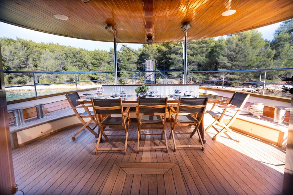Luxury motor yacht 