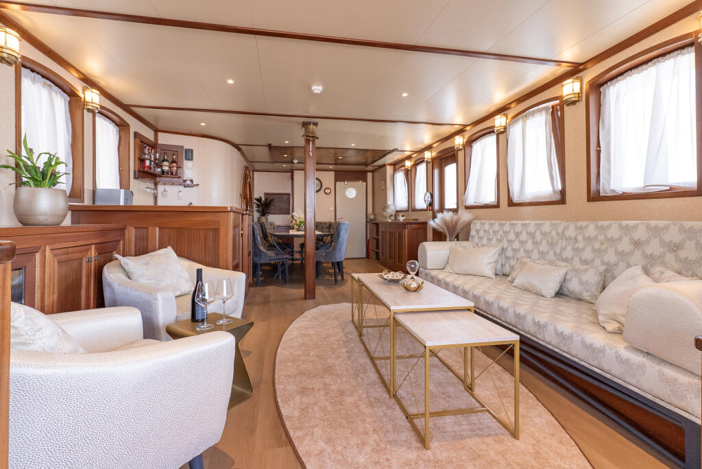 Luxury motor yacht 